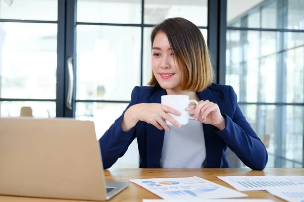 Glückliche Asiatische Geschäftsfrau Plant Und Analysiert Investment Marketing Daten Auf — Stockfoto