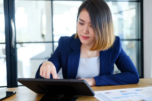 Asian Businessman Planning Analyse Investment Marketing Data — Stock Photo, Image