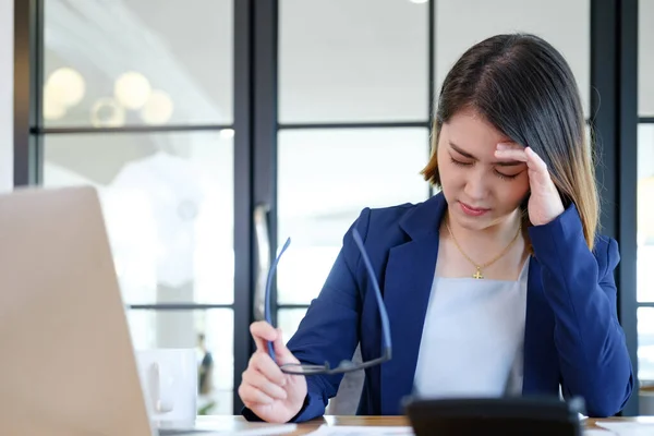 Asian Businesswoman Covering Her Face Both Hands Stress Work Frustrated — Foto Stock