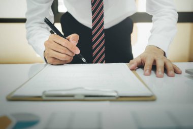 Başarılı bir müzakere anlaşması sonrasında, iş adamlarının yasal anlaşma belgelerini ortaklık anlaşmasıyla imzalamalarını kapat.