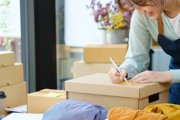 Online Kleinunternehmer Schreiben Adresse Auf Paketkasten Für Die Lieferung Kunden — Stockfoto