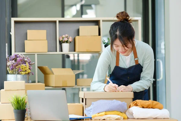 Online Kleinunternehmer Schreiben Adresse Auf Paketkasten Für Die Lieferung Kunden — Stockfoto