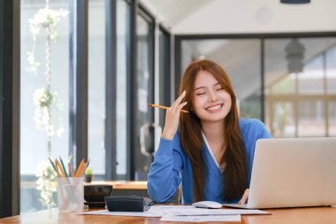 Yatırım pazarlama verilerini planlayan ve analiz eden iş kadını.