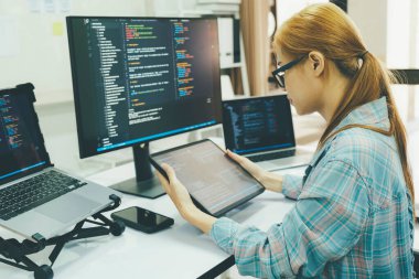 Programcı kodlama ve programlama yazılımı. İş kadını ofiste bilgisayarla çalışıyor..