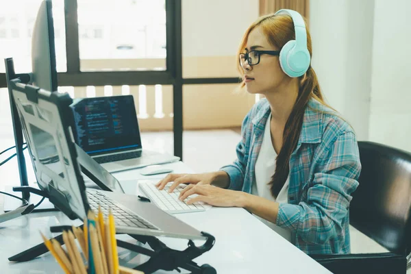 Programador Software Programación Codificación Mujer Negocios Que Trabaja Computadora Oficina — Foto de Stock