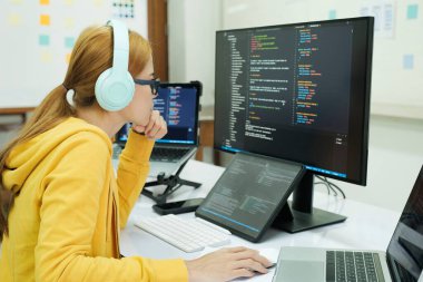 Programcı kodlama ve programlama yazılımı. İş kadını ofiste bilgisayarla çalışıyor..