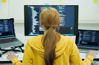 Programcı kodlama ve programlama yazılımı. İş kadını ofiste bilgisayarla çalışıyor..