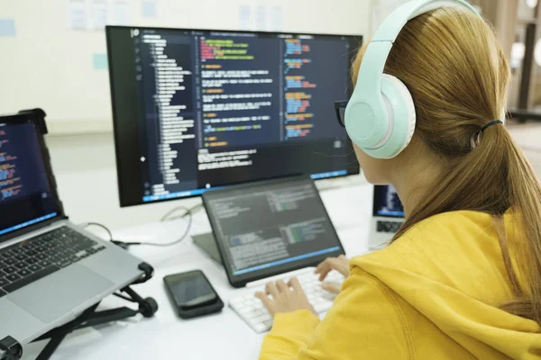 Kapat Programcı Kodlama Programlama Yazılımı Kadını Ofiste Bilgisayarla Çalışıyor — Stok fotoğraf