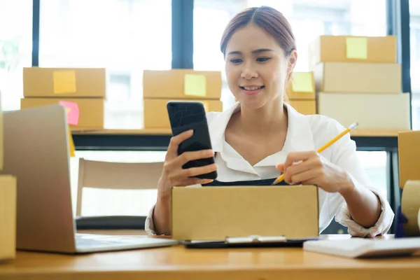 Asian Businesswoman Start Small Business Owner Writing Address Cardboard Box — Φωτογραφία Αρχείου