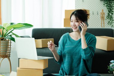 Asyalı işletme sahibi her zaman müşteriyle irtibatı koparmaz. Çevrimiçi İş ve Çevrimiçi Satıcı..