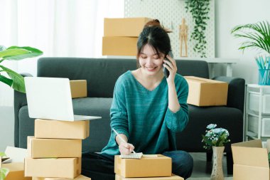 Asyalı işletme sahibi her zaman müşteriyle irtibatı koparmaz. Çevrimiçi İş ve Çevrimiçi Satıcı..