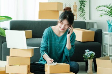 Asyalı işletme sahibi her zaman müşteriyle irtibatı koparmaz. Çevrimiçi İş ve Çevrimiçi Satıcı..