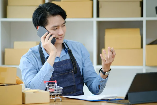 Asian Business Owner Always Keep Contact Customer Online Business Online — Stock Photo, Image