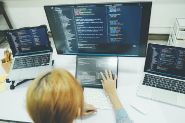 Programcı kodlama ve programlama yazılımı. İş kadını ofiste bilgisayarla çalışıyor..