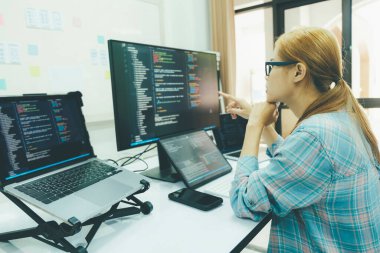 Programcı kodlama ve programlama yazılımı. İş kadını ofiste bilgisayarla çalışıyor..