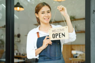 Genç Asyalı küçük işletme sahibi kafeyi ve restoranı açıyor. Küçük işletme sahibi ve servis zihni.