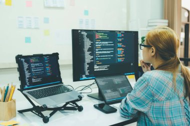 Programcı kodlama ve programlama yazılımı. İş kadını ofiste bilgisayarla çalışıyor..