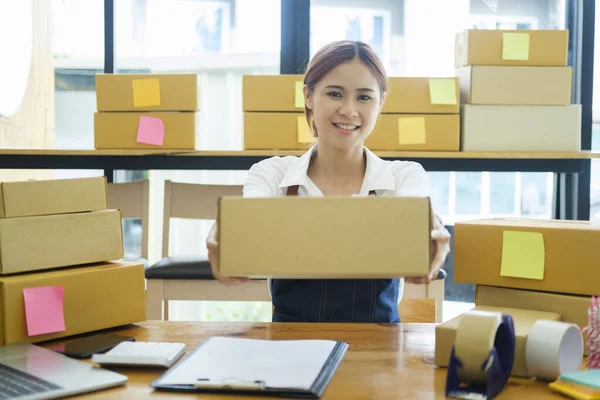 Asian Businesswoman Happy Home Delivery Service Working Service Mind Start — Φωτογραφία Αρχείου