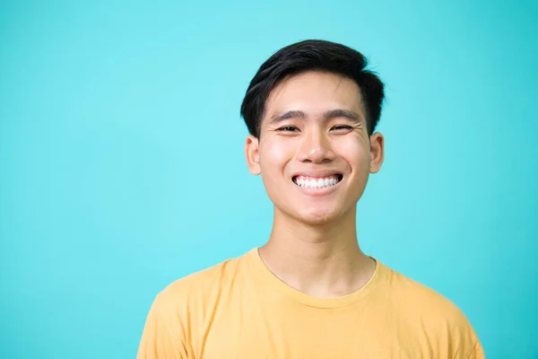 Primer Plano Retrato Joven Sonriente Guapo Chico Amarillo Camiseta Aislado —  Fotos de Stock
