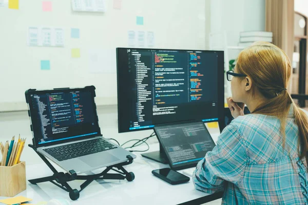 Programmierer Ist Programmieren Und Programmieren Von Software Geschäftsfrau Arbeitet Büro — Stockfoto