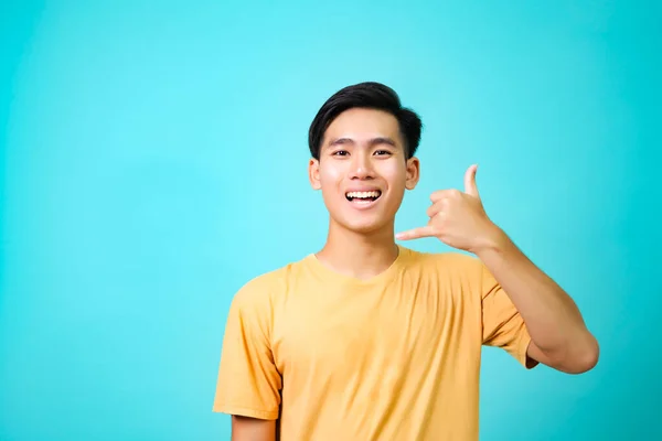 Молоді Азіатські Чоловіки Повсякденному Одязі Посміхаються Роблячи Телефонний Жест Рукою — стокове фото