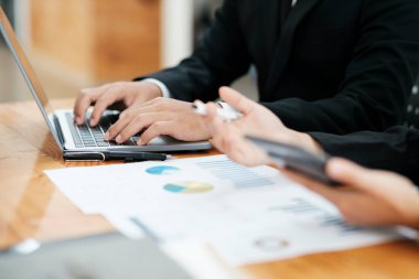 İş adamı takım çalışması toplantısı ve yatırım ekibi toplantısının çalışma konseptini tartışmak.