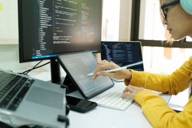 Programcı kodlama ve programlama yazılımı. İş kadını ofiste bilgisayarla çalışıyor..