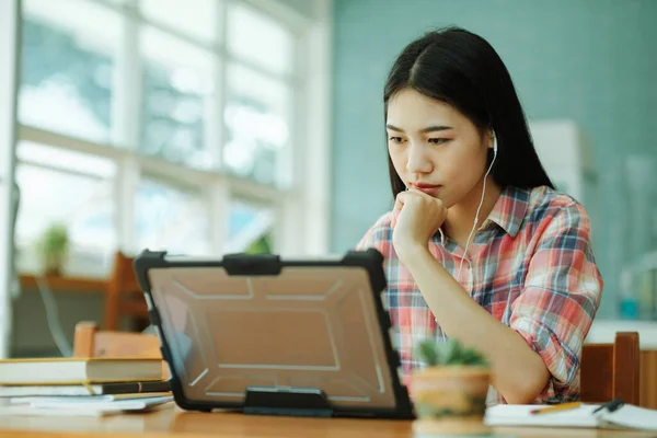 Young Asian Woman Student Study Offsite Her Using Laptop Learning — Fotografia de Stock