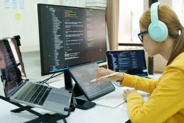 Programcı Kodlama Programlama Yazılımı Kadını Ofiste Bilgisayarla Çalışıyor — Stok fotoğraf