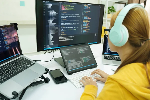 Programador Software Programación Codificación Mujer Negocios Que Trabaja Computadora Oficina — Foto de Stock