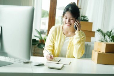 Asyalı işletme sahibi her zaman müşteriyle irtibatı koparmaz. Çevrimiçi İş ve Çevrimiçi Satıcı..