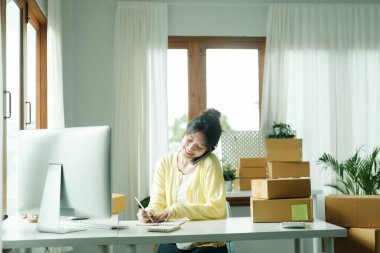 Asyalı işletme sahibi her zaman müşteriyle irtibatı koparmaz. Çevrimiçi İş ve Çevrimiçi Satıcı..