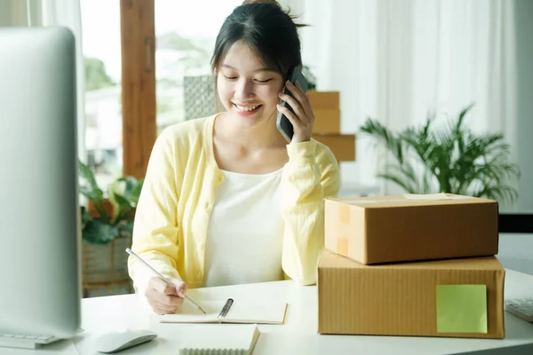 Asian Business Owner Always Keep Contact Customer Online Business Online — Fotografia de Stock
