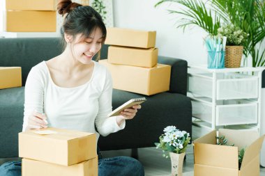 Çevrimiçi küçük işletme sahibi, müşteri, nakliyat ve lojistik, tüccar ve satıcı, işletme sahibi veya KME 'ye çevrimiçi alışveriş için paket kutusuna adres yazıyor.