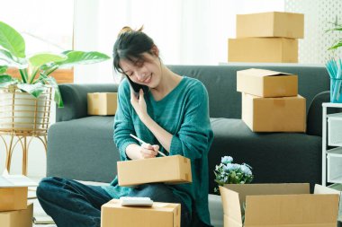 Asyalı işletme sahibi her zaman müşteriyle irtibatı koparmaz. Çevrimiçi İş ve Çevrimiçi Satıcı..