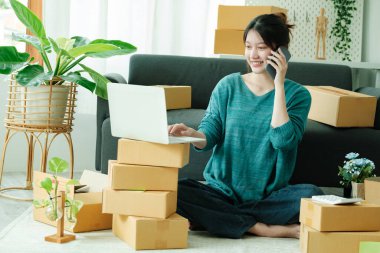 Asyalı işletme sahibi her zaman müşteriyle irtibatı koparmaz. Çevrimiçi İş ve Çevrimiçi Satıcı..