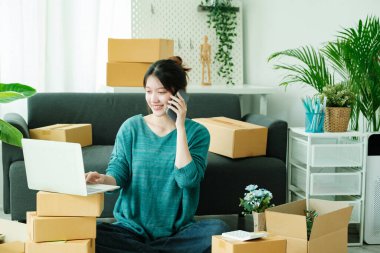 Asyalı işletme sahibi her zaman müşteriyle irtibatı koparmaz. Çevrimiçi İş ve Çevrimiçi Satıcı..