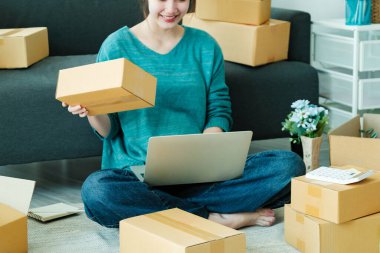 Çevrimiçi küçük işletme sahibi kontrol emri, paket kutusuna yazma adresi, müşteri, nakliyat ve lojistik, tüccar ve satıcı, işyeri sahibi veya KME, çevrimiçi alışveriş.