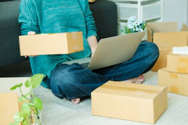 Çevrimiçi küçük işletme sahibi kontrol emri, paket kutusuna yazma adresi, müşteri, nakliyat ve lojistik, tüccar ve satıcı, işyeri sahibi veya KME, çevrimiçi alışveriş.