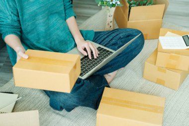 Çevrimiçi küçük işletme sahibi kontrol emri, paket kutusuna yazma adresi, müşteri, nakliyat ve lojistik, tüccar ve satıcı, işyeri sahibi veya KME, çevrimiçi alışveriş.