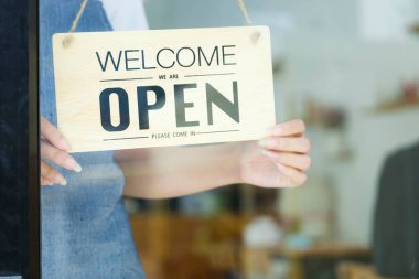 Genç Asyalı küçük işletme sahibi kafeyi ve restoranı açıyor. Küçük işletme sahibi ve servis zihni.