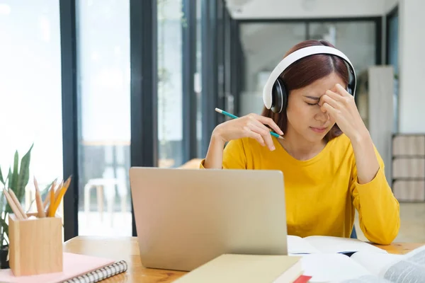 Young Collage Student Using Computer Mobile Device Studying Online Covering — Foto Stock