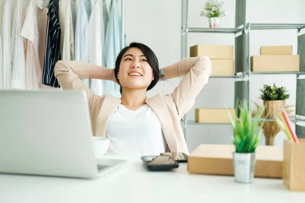 Happy Young Asian Female Freelan Sit Online Clothing Store Work — Stockfoto