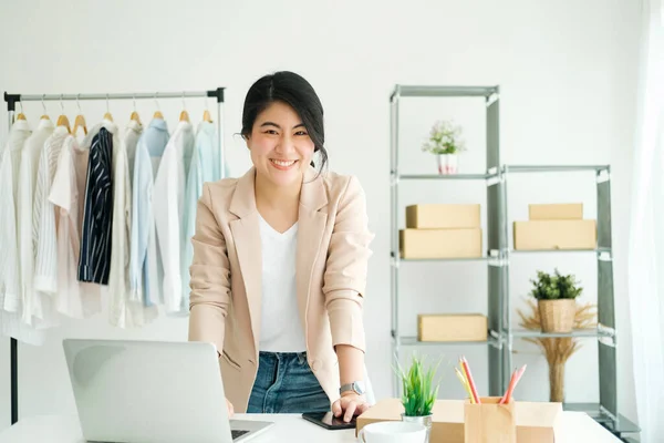 Happy Young Asian Female Freelan Standing Online Clothing Store Work — ストック写真