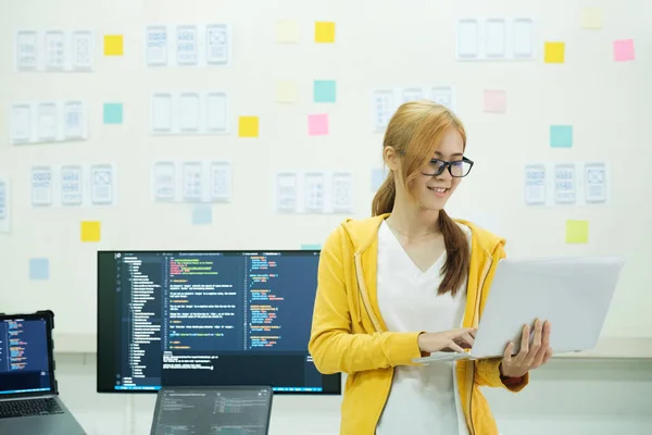 Programador Codificação Software Programação Mulher Negócios Que Trabalha Computador Escritório — Fotografia de Stock