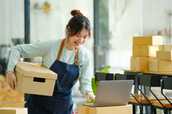 Lächelnde Asiatin Mit Briefkasten Die Sich Auf Die Zustellung Vorbereitet — Stockfoto