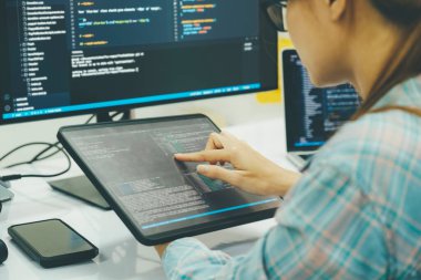 Kapat Programcı kodlama ve programlama yazılımı. İş kadını ofiste bilgisayarla çalışıyor..