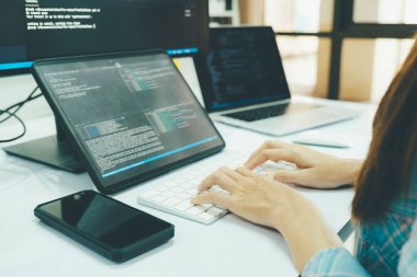 Kapat Programcı kodlama ve programlama yazılımı. İş kadını ofiste bilgisayarla çalışıyor..