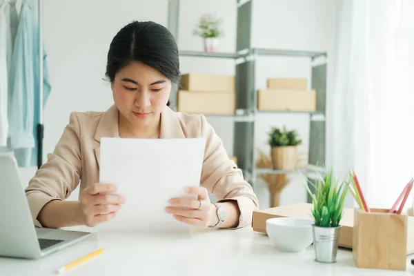 Young Asian Female Freelan Sit Reading Report Paper Online Clothing — Stock Photo, Image