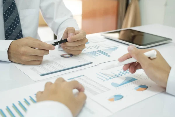 Asisan Businessman Teamwork Meeting Discussing Investment Data Report Graph Teamwork — Stockfoto